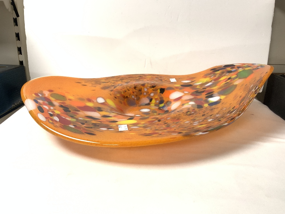 A LARGE ORANGE AND MOTTLED MODERN GLASS DISH, 59X41. - Image 2 of 5