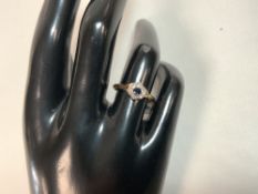 A HALLMARKED 375 9CT GOLD DIAMOND AND SAPPHIRE SET LADIES DRESS RING, SIZE M, 1.6 GMS.