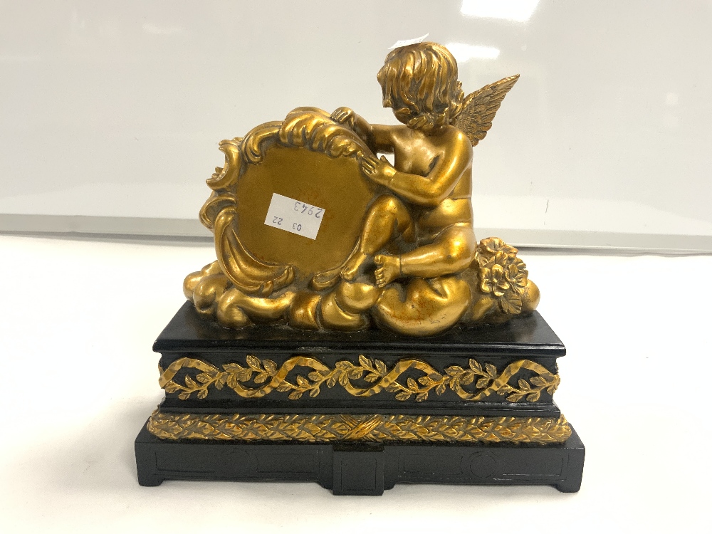 SMALL RESIN MANTLE CLOCK WITH GILDED CHERUB 22CM - Image 3 of 4