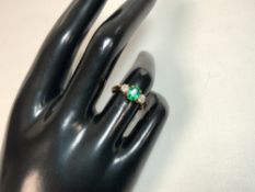 A 750 18CT HALLMARKED GOLD DIAMOND AND EMERALD STONE LADIES DRESS RING, SIZE L, 3.5 GMS.