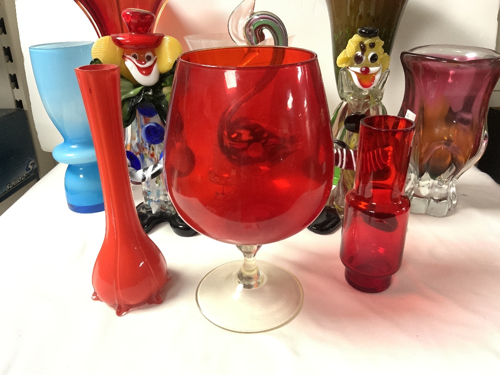 A PAIR OF VINTAGE RAVENSHEAD GLASS FLAIR CANDLE HOLDERS, TWO COLOURED GLASS CLOWNS, GREEN AND PINK - Image 2 of 6