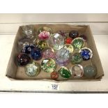 A COLLECTOIN OF 25 GLASS PAPERWEIGHTS, MILIFIORI AND OTHER DESIGNS.