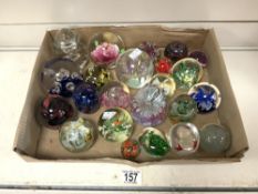 A COLLECTOIN OF 25 GLASS PAPERWEIGHTS, MILIFIORI AND OTHER DESIGNS.