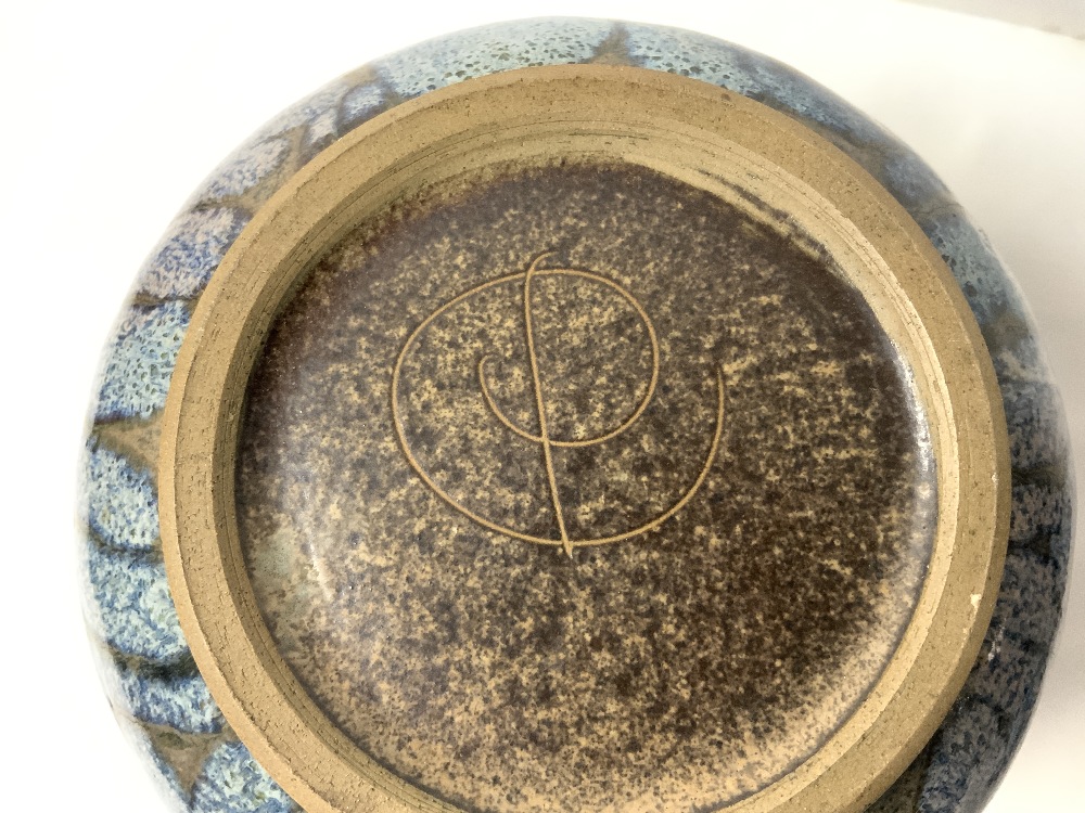 STUDIO POTTERY VASE, BOWL, AND PLATE BY CRICH POTTERY - DIANA AND DAVID WORTHY, VASE 15 CMS. - Image 5 of 5
