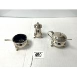 A THREE PIECE HALLMARKED SILVER CONDIMENT SET, BIRMINGHAM 1973, WITH TWO CONDIMENT SPOONS, 232