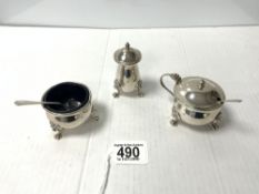 A THREE PIECE HALLMARKED SILVER CONDIMENT SET, BIRMINGHAM 1973, WITH TWO CONDIMENT SPOONS, 232