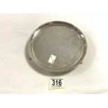 A HALLMARKED SILVER CIRCULAR CARD TRAY, LONDON 1780, MAKER DANIEL SMITH & ROBERT SHARP, 219 GMS.