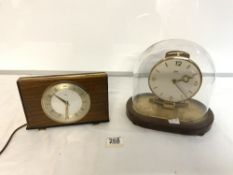 A KUNDO ELECTRONIC CLOCK UNDER GLASS DOME, AND A 1960s METAMEC ELECTRIC MANTEL CLOCK.