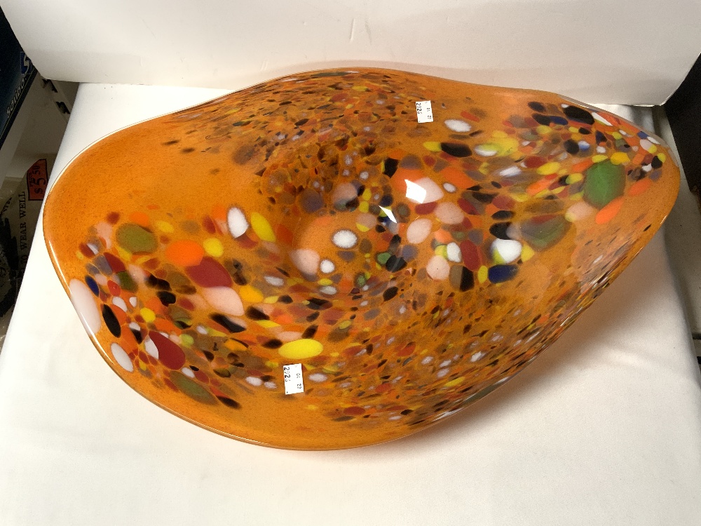 A LARGE ORANGE AND MOTTLED MODERN GLASS DISH, 59X41. - Image 3 of 5