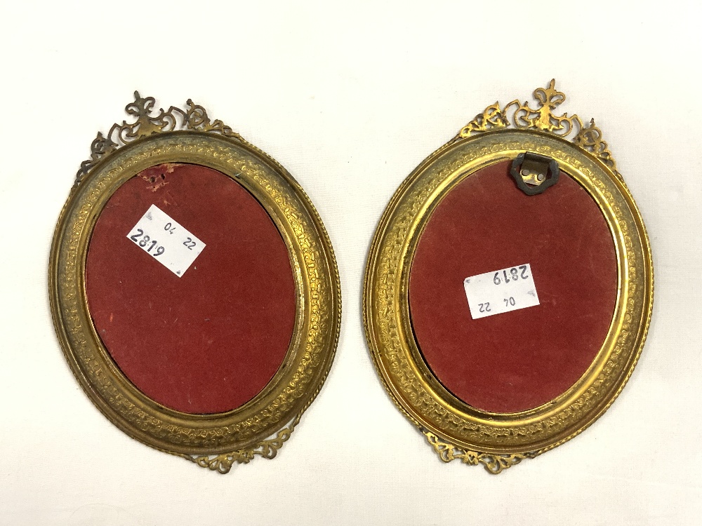 A PAIR OF OVAL PORTRAIT MINIATURES OF ELIZABETHAN LADIES, IN ORNATE BRASS FRAMES, 11X15 CM - Image 3 of 3