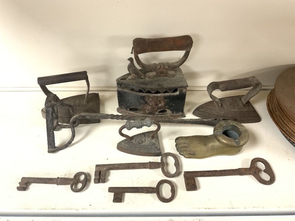A QUANTITY OF COPPER PLATES, VICTORIAN FLAT IRONS, OLD IRON KEYS AND MORE. - Image 2 of 6