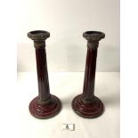 A PAIR OF RED LACQUER AND GILT FLORAL DECORATED CORINTHIAN COLUMN CANDLESTICKS, 30 CMS.