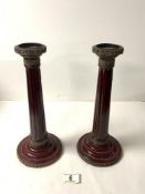 A PAIR OF RED LACQUER AND GILT FLORAL DECORATED CORINTHIAN COLUMN CANDLESTICKS, 30 CMS.