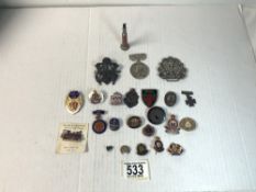 A US OFFICERS HAT BADGE, OTHER MILITARY BADGES AND OTHERS.