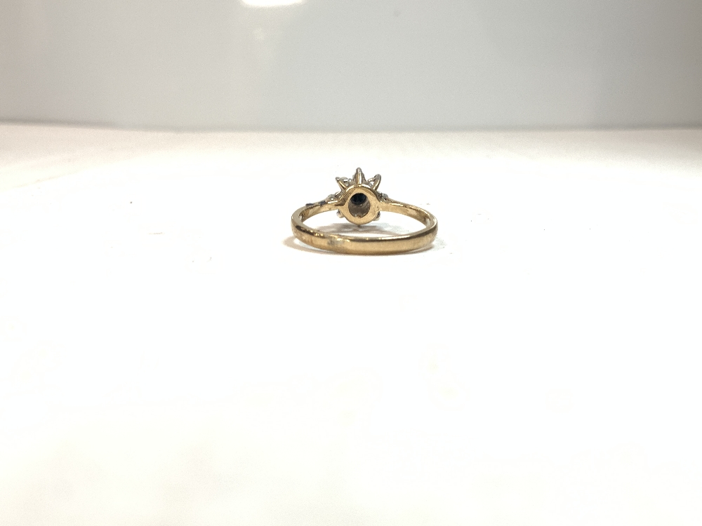 375 GOLD DAISY STYLE RING WITH STONES (ONE STONE MISSING ) SIZE L - Image 4 of 5