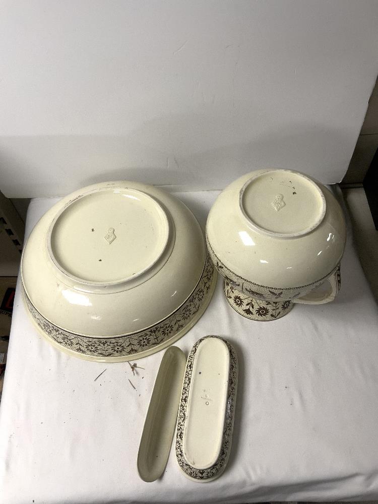 A VICTORIAN WEDGEWOOD 3 PIECE WASH JUG AND BASIN SET. - Image 4 of 6