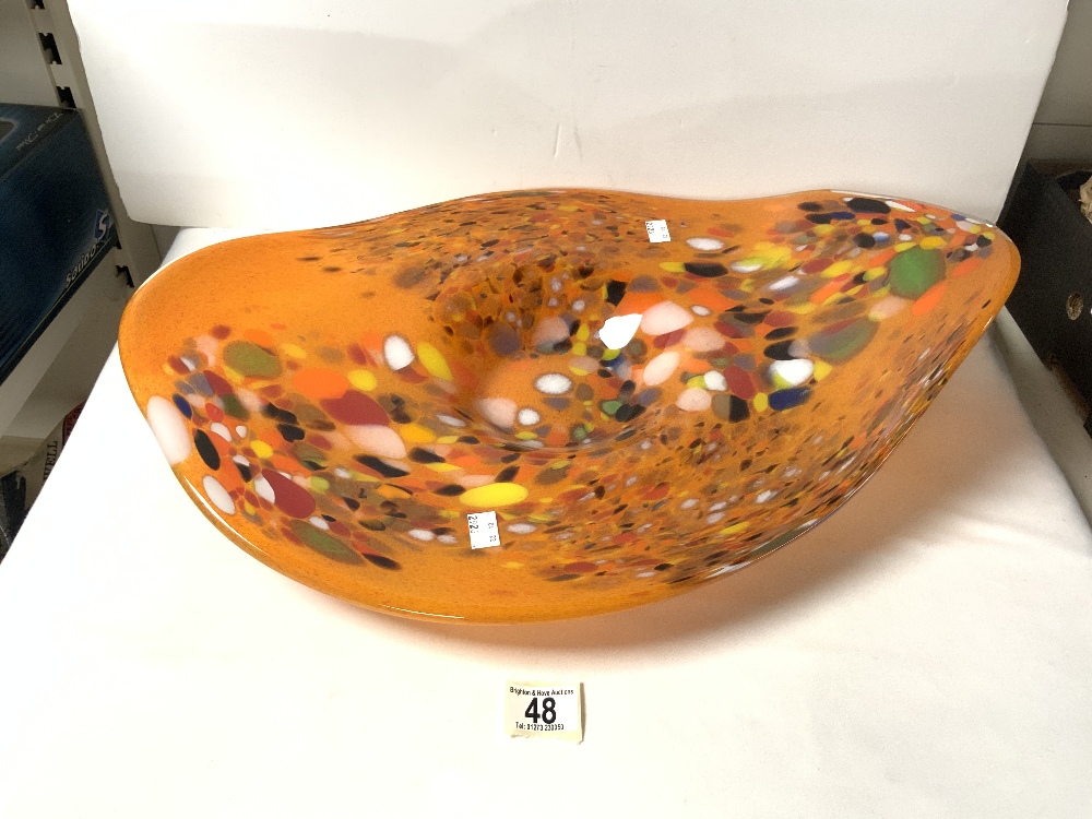 A LARGE ORANGE AND MOTTLED MODERN GLASS DISH, 59X41.