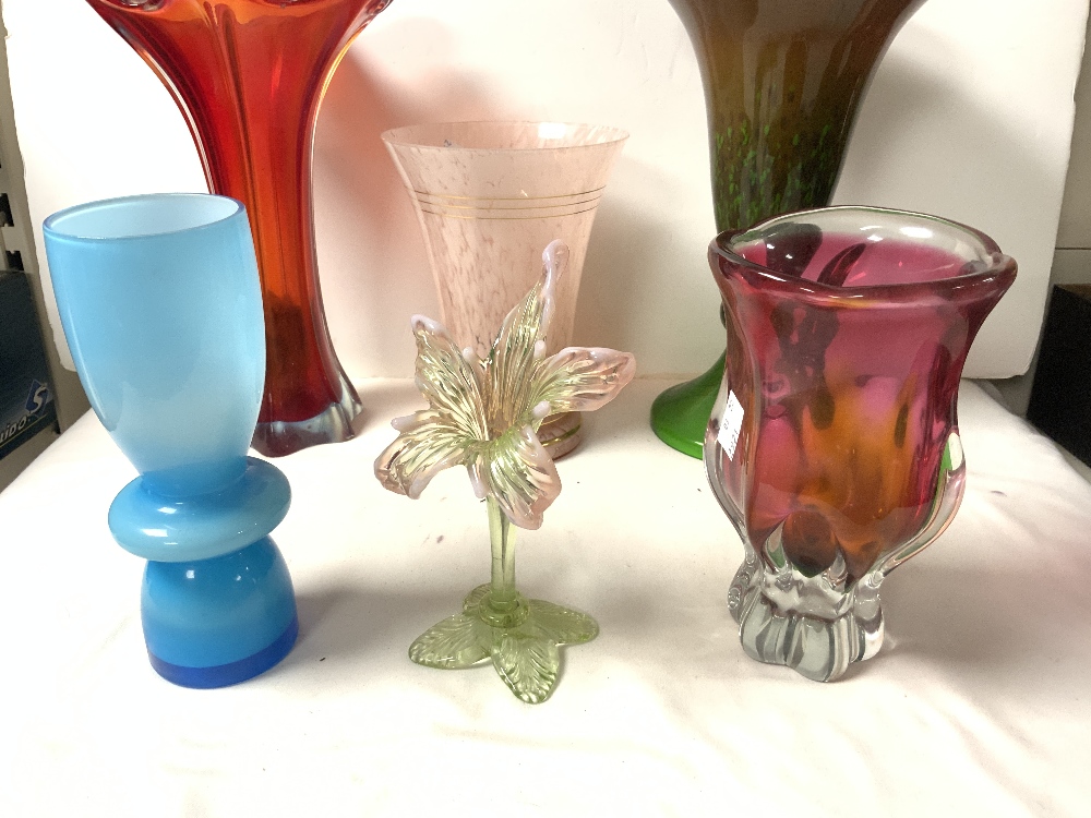 A PAIR OF VINTAGE RAVENSHEAD GLASS FLAIR CANDLE HOLDERS, TWO COLOURED GLASS CLOWNS, GREEN AND PINK - Image 4 of 6