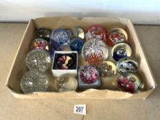 A COLLECTION OF 18 GLASS PAPERWEIGHTS OF VARIOUS PATTERNS.