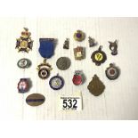 A QUANTITY OF ENAMEL AND OTHER BADGES - VARIOUS.