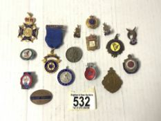 A QUANTITY OF ENAMEL AND OTHER BADGES - VARIOUS.