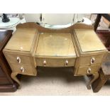 A 1930s BLEACHED WALNUT SUNK CENTRE DRESSING TABLE WITH BAKELITE HANDLES, 110 X 50 X 80 CM.