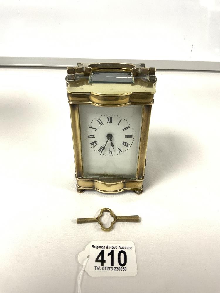 A FRENCH BRASS CARRIAGE TIMEPIECE - WITH KEY, MAKER R & CO PARIS.
