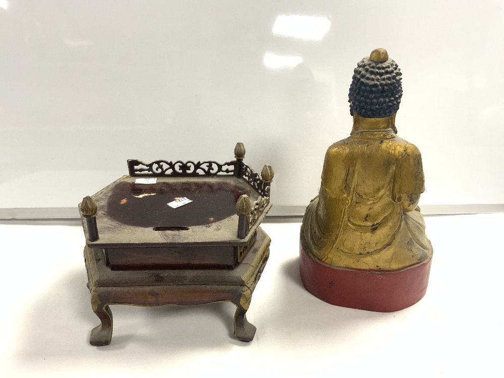 A GILDED WOODEN STATUE OF A BUDDHA, 30 CMS, ON A CARVED STAND. - Image 3 of 5