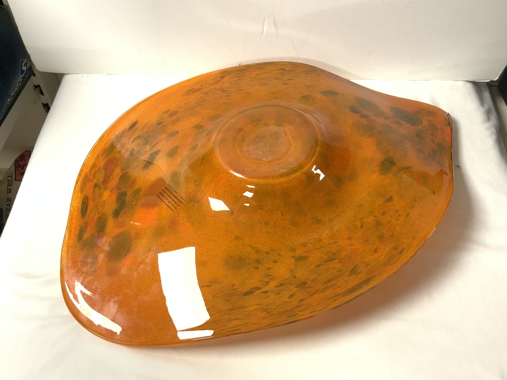 A LARGE ORANGE AND MOTTLED MODERN GLASS DISH, 59X41. - Image 4 of 5