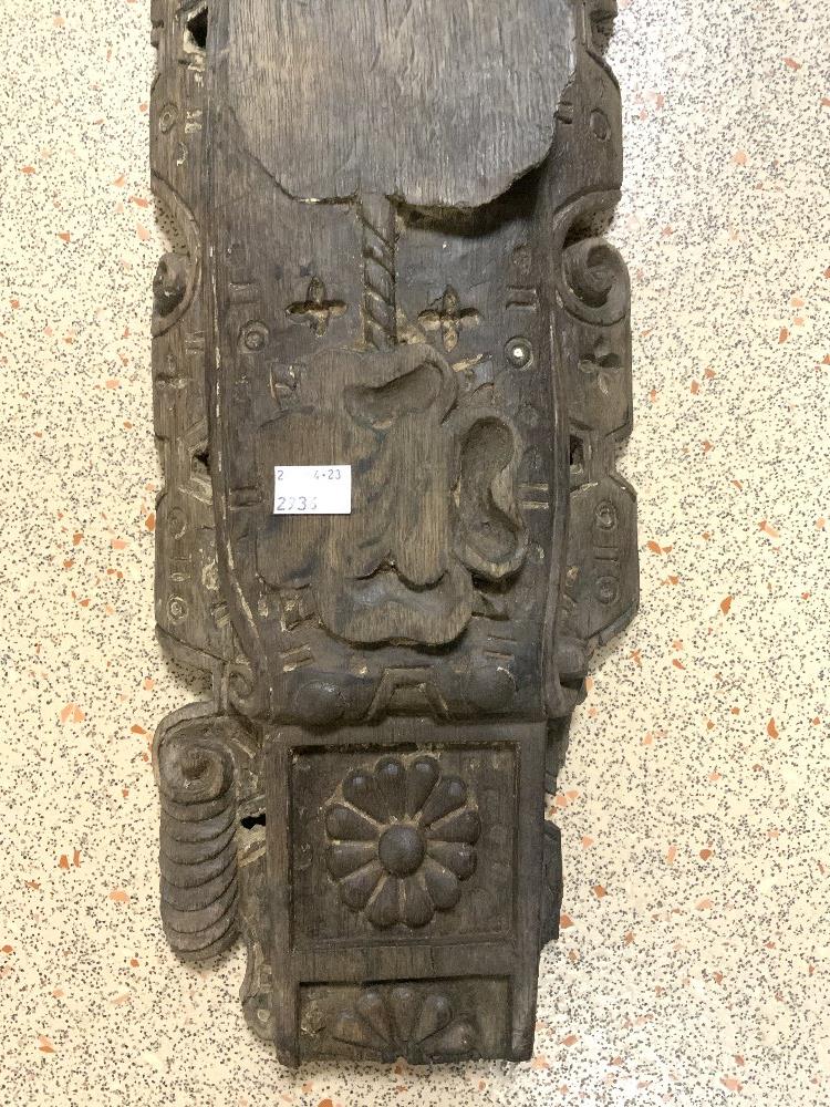 ANTIQUE CARVED OAK FIGURAL WALL MOUNTED PLAQUE, A/F, 72 CMS. - Image 3 of 5