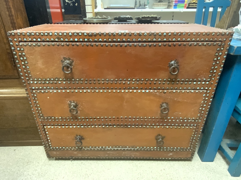 A MOROCCAN STUDDED LEATHER THREE DRAWER CHEST OF DRAWERS, WITH IRON RING HANDLES, 101X40X87 CMS. - Image 3 of 3