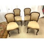 A SET OF FOUR VICTORIAN FRENCH UPHOLSTERED ROSEWOOD DINING CHAIRS ON CABRIOLE LEGS.