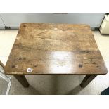 A RUSTIC SQUARE OAK COFFEE TABLE ON SQUARE LEGS, 84 X 67 X 47 CM.