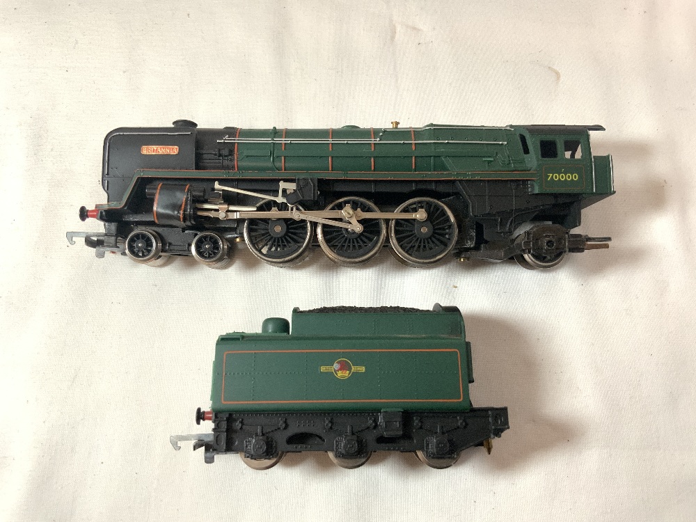 A HORNBY LOCO BRITTANIA AND TENDER, AND A CRESCENT LIMITED 1989 FMPM LOCO AND TENDER. - Image 2 of 5