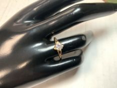 A 375 HALLMARKED GOLD SOLITAIRE PASTE SET RING, SIZE N, 1.4 GMS.
