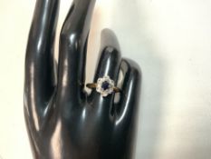 VINTAGE 18 CARAT GOLD DAISY RING DECORATED WITH DIAMONDS AND SAPPHIRE SET IN PLATINUM SIZE O