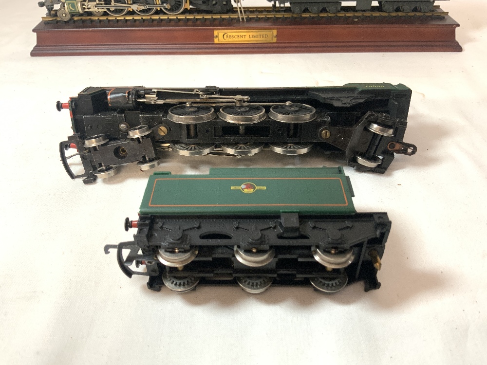 A HORNBY LOCO BRITTANIA AND TENDER, AND A CRESCENT LIMITED 1989 FMPM LOCO AND TENDER. - Image 3 of 5