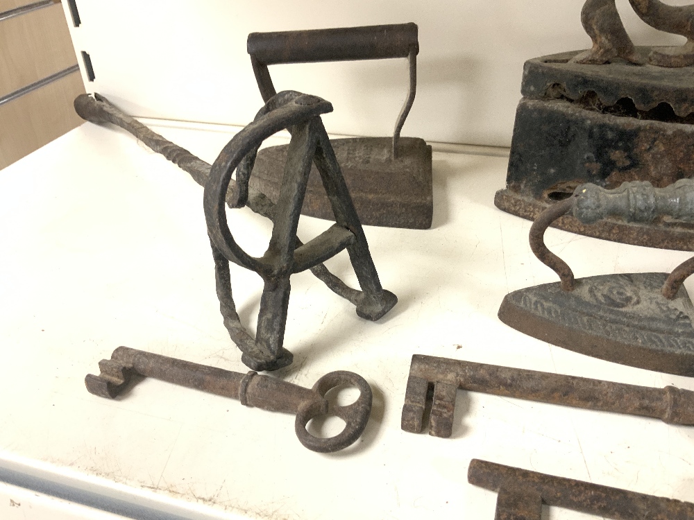 A QUANTITY OF COPPER PLATES, VICTORIAN FLAT IRONS, OLD IRON KEYS AND MORE. - Image 3 of 6