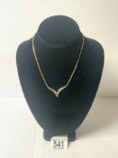 A 375 HALLMARKED TWO COLOUR GOLD NECKLACE SET WITH 7 DIAMONDS, 7.4 GMS.