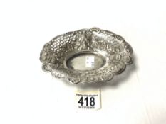 VICTORIAN HALLMARKED SILVER PIERCED AND EMBOSSED OVAL BONBON DISH DATED 1897 16CM 89 GRAMS