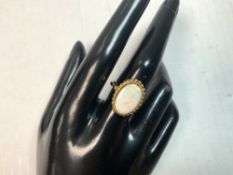 375 GOLD RING DECORATED WITH A FIRE OPAL SIZE P.5