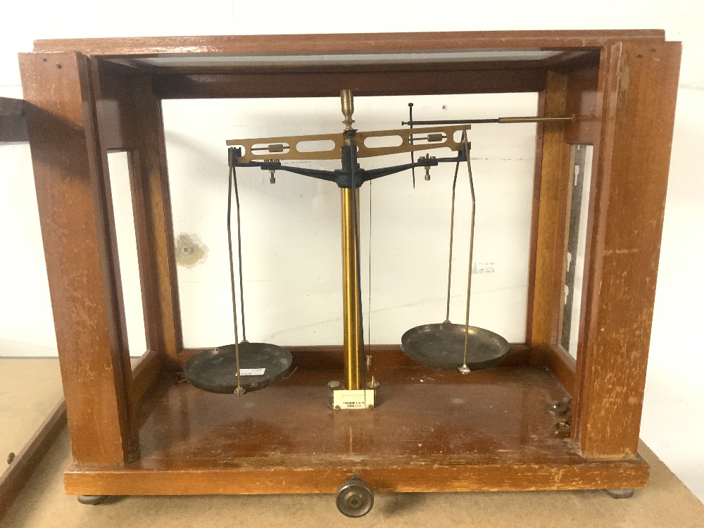 A SET OF CHEMISTS SCALES IN A GLAZED MAHOGANY CABINET, AND SET WEIGHTS IN CASE MAKER A. GALLENKAMP & - Image 3 of 5