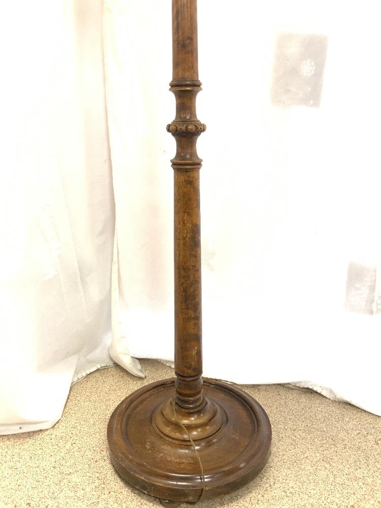 A 1940s TURNED COLUMN LAMP STAND WITH SILK SHADE. - Image 5 of 5