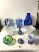 A QUANTITY OF COLOURED STUDIO GLASS VASES AND A JUG, TALLEST, 30 CMS.
