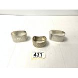 A PAIR OF HALLMARKED SILVER ENGINE TURNED OVAL NAPKIN RINGS, BIRMINGHAM, 1939, MAKER F.H. ADAMS &
