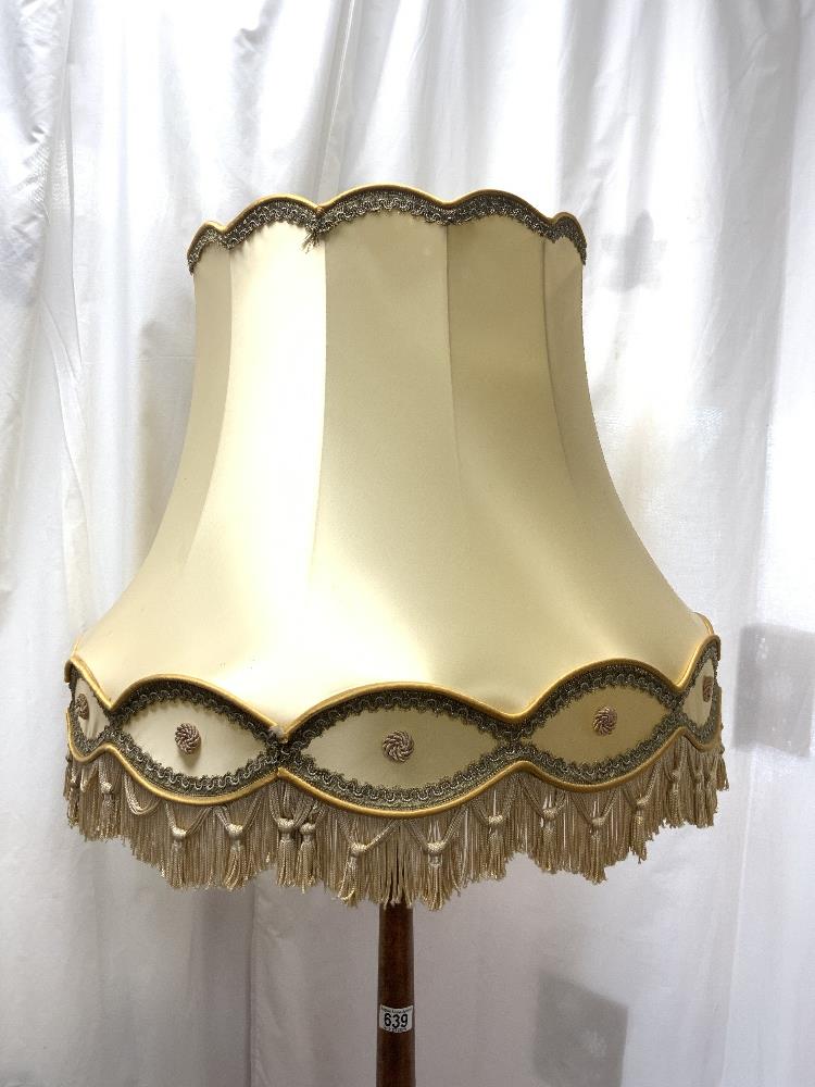 A 1940s TURNED COLUMN LAMP STAND WITH SILK SHADE. - Image 2 of 5