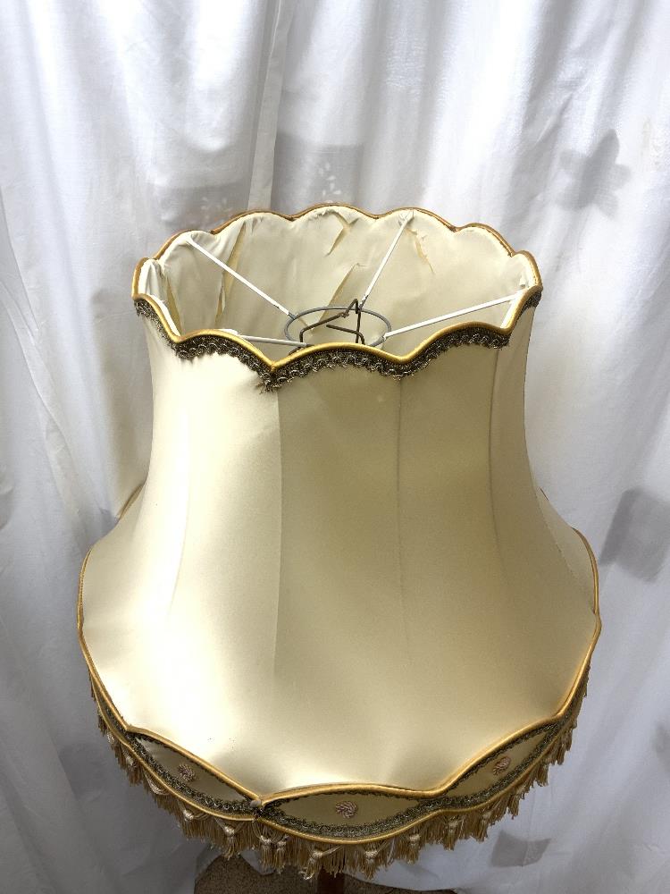 A 1940s TURNED COLUMN LAMP STAND WITH SILK SHADE. - Image 3 of 5