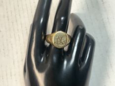 A GENTS 585 HALLMARKED GOLD SIGNET RING WITH ENGRAVED INITIALS, 18.6 GMS..