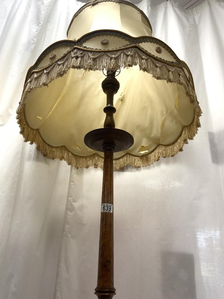 A 1940s TURNED COLUMN LAMP STAND WITH SILK SHADE. - Image 4 of 5