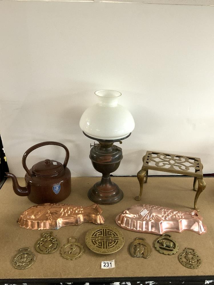 A BRASS OIL LAMP, BRASS TRIVET, AND OTHER METALWARE.
